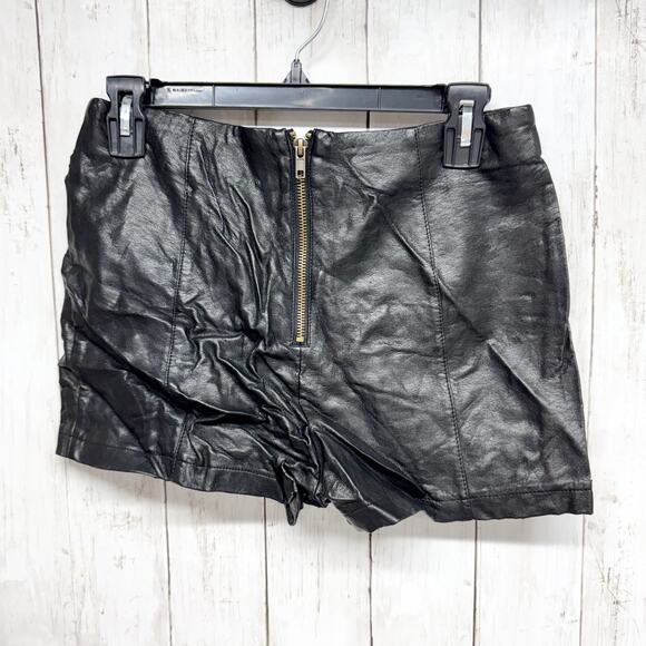 Sparkle & Fade Shorts Women 4 Black Leather Zip Back Outseam Detail Chic Goth - Picture 7 of 7